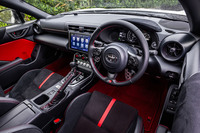 最新型「GR86」のインテリア。内装に大きな手は加わっていないが、ウインカーレバーが操作した先でカチャッと固定されるロック式に変更されている。「RZ」グレードは、内装色が写真の「ブラック×レッド」または「ブラック」から選択できる。