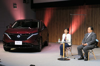 オンラインで寄せられる報道関係者からの質問に答える星野副社長(左)と、Japan-ASEANデジタルトランスフォーメーション部の山口稔彦部長(右)。