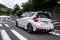 ボディー剛性を引き上げるため、アンダーパネルにクロスメンバーやステーなどを追加し補強。ガソリンエンジン搭載の「NISMO」シリーズよりも「e-POWER NISMO/NISMO S」のほうが強化されたパートは多いのだという。