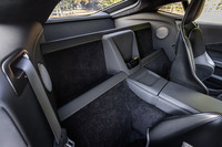 シートの後方には小物を置けるスペースが用意されている。今回の試乗車には、15個のスピーカーとトータル出力1170Wを誇るダブルアンプで構成されるオプションの「Bowers&Wilkinsオーディオシステム」が備わっていた。