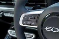 予防安全/運転支援システム関連では、ストップ&ゴー機能付きのアダプティブクルーズコントロールや、レーンポジションアシスト、ブラインドスポットモニターが「ラプリマ」の専用装備となる。