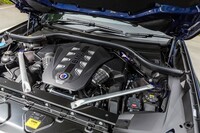 パワーユニットは最高出力621PSの4.4リッターV8ツインターボエンジン。最新モデルではマイルドハイブリッド化されている。
