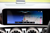 「MBUX」の音声認識機能は、自然な対話形式でコミュニケーションできることを重視。ただし、現時点では対話の“自然さ”も、音声で操作できることの幅もいまひとつという印象だった。