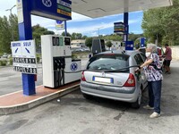 給油中。撮影当日はディーゼルが1.818ユーロ/リッター(約260円)に対して、ガソリンは1.708ユーロ/リッター(約244円)と、11セントも安い。