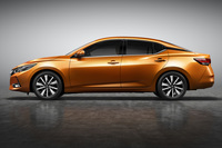 ボディーサイドは静止しているときでも動きを感じさせる「ダブルウェストライン」といわれるデザインを採用している。