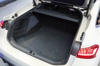 4ドアクーペ「スポーツバック」の荷室。502~1330リッターの容量が確保される。