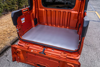 電器屋さんのための荷台は、最大積載量が250kg。荷物の固定ができるテールゲートフックやユースフルナットも備わっている。