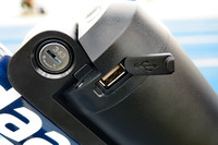 バッテリーにはスマートフォンに電気を供給できるUSBポートが。ソケットはスタンダードなType-Aで、昨今普及が進んでいる、高出力のType-Cではない。