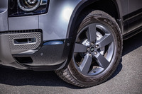 今回の試乗車では20インチの「スタイル5098」と呼ばれるサテンダークグレイフィニッシュの5スポークデザインホイールに、255/60R20サイズの「グッドイヤー・ラングラー オールテレインアドベンチャー」タイヤが装着されていた。