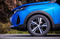 ブランド名や製品名、タイヤサイズに加え、さまざまな情報が刻まれた「アイスナビ8」のサイドウォール。最新のグッドイヤーデザインにのっとり、「ICE NAVI 8」のロゴは、控えめに入れられている。