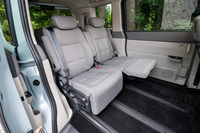 2列目のキャプテンシートにはオットマンを装備。これはベンチシートとなる8人乗りには備わらない。