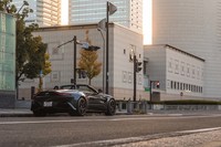 足まわりやESPのみならず、走行モードによる走行特性についても、クーペの「ヴァンテージ」とは異なる専用セッティングとなっている。