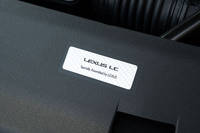 エンジンの前方には「Specially Assembled by LEXUS」と記されたプレートが貼られる。