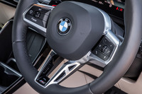 「Mスポーツ」グレードは、「エクスクルーシブ」グレードのものよりもひとまわり径が太く、シルバーの加飾が施されたシフトパドル付き「マルチファンクションMスポーツレザーステアリングホイール」を標準で装備する。