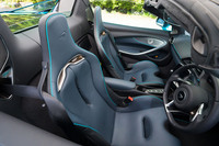 サイドの張り出しはそれほどでもないのに、シートのホールド性は思わずうならされるほど。座面にも背もたれにも通気口が備わっている。