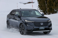 今回は北海道にあるホンダの鷹栖テストコースへ。「ヴェゼル」の皮をかぶった次世代e:HEV搭載の開発車両でホンダのAWD技術に関する理解を深める。