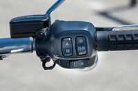 ライディングモードセレクターのスイッチは右のスイッチボックス下部に配置。「ロード/レイン/スポーツ」の3つのモードが用意される。