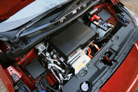 モーターやパワーコントロールユニットなどが搭載されたエンジン(?)ルーム。「EM57」モーター自体は標準車と同じだが、バッテリーの大容量化により最高出力が218ps(+68ps)、最大トルクが340Nm(+20Nm)にアップしている。