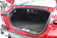 荷室の容量は273リッター。写真は後席左側の背もたれを倒した様子。