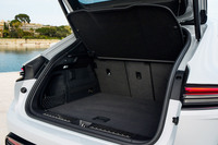 ラゲッジルームの容量は5人乗車時で540リッター。後席は4:2:4の3分割可倒式で、それを畳めば最大で1348リッターの積載空間が得られる。