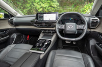 グレーのレザーと木目のようなパネルが使われた「C5 X」のインテリア。ダッシュボードのシボをはじめとしたカラーマテリアルのデザインを日本人デザイナーの柳沢知恵さんが取りまとめたというのもファンの心をくすぐるポイントだ。