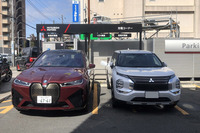 近所の三菱ディーラーで「iX」の充電をすることに。三菱車ではないので開店前にこっそり済ませる作戦だったが、急速充電スペースにはディーラーのPHEV「アウトランダー」が止まっていた。写真は移動してもらったアウトランダー(右)とiX(左)の2ショット。やはりiXの大きさが際立つ。