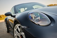 軽量化を追求した「911 S/T」では、ボンネット、フェンダー、ドア、ルーフなどの外装パネルが軽量高剛性なCFRP(炭素繊維強化プラスチック)製となっている。