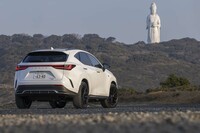 ラインナップ中、上から2番目の最高出力を生み出すパワートレインを搭載しながら、下から2番目に安価な「レクサスNX350“Fスポーツ”」。車両本体価格は599万円。