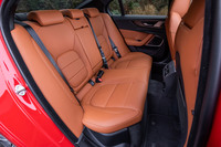 40:20:40分割可倒式のリアシートは、ヒーターやセンターアームレストなどとセットなるオプションアイテム。ジャガーのラインナップではコンパクトクラスと呼ばれる「XE」だが、後席の広さは申し分ないと感じた。