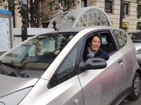 「ブルーカー」の一部始終を眺めてきた筆者である。2012年5月にパリで。