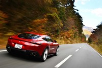 「ローマ」の0-100km/h加速タイムは3.4秒。最高速は320km/hと公表される。