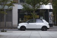 今回は「ホンダe」のベースモデルに試乗した。車両本体価格は451万円。