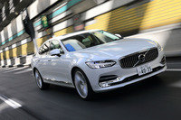 自動ブレーキや車線逸脱防止などの安全装備が多数備わる「S90/V90」。衝突時にボンネットを跳ね上げて歩行者を保護するプロテクション機能も搭載される。