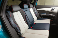 リアシートは座面と床面との距離がきちんと確保されており、健康的に座れる。