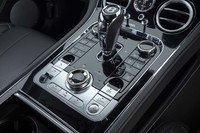 センターコンソールに並ぶスイッチの多くは、空調に関するもの。手前中央に見えるダイヤルは走行モードのセレクター。