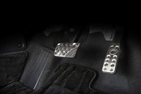 アクセルペダルとブレーキペダルはステンレス製のスポーツタイプを採用。表面にはゴムの滑り止めがついている。