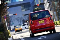 シャシーや内装を刷新しつつも、ボンネットやフェンダー、ドアパネル、ルーフといった外板は初代のものをそのまま継承。こうした手法は、クルマのフルモデルチェンジとしては珍しい。