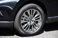 「Z」および「Z“レザーパッケージ”」には、新型「ハリアー」では最大となる19インチアルミホイールが装着される。他グレードのホイール径は、17インチまたは18インチ。