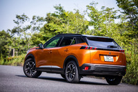 今回試乗した車両のボディーカラーは「フュージョンオレンジ」と呼ばれる7万1500円の有償パールペイント。これを含め「2008 GT BlueHDi」の外装色は、全6種類から選択できる。