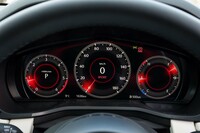 メーターパネルには、「25S Sパッケージ」と「XD SP」を除いて12.3インチのフル液晶メーターを標準で採用。フロントガラス照射タイプのカラーヘッドアップディスプレイも全車に装備される。