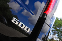 「600」のバッジはV8エンジン搭載車の証し。北米では「デュラマックス」と呼ばれるいすゞ製のディーゼルエンジン(3リッター直6ターボ)も用意される。