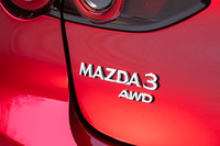 4WDシステムに関しては、「スカイアクティブX」搭載車では、より積極的に後輪へ駆動力を伝えるよう制御が変更されているが、他のモデルは従来型のままとなっている。