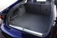 荷室の容量は535~1390リッター。横幅は1050mmが確保されており、ゴルフバッグを横向きに2つ積める。