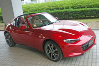 赤いほろが目印の「マツダ・ロードスターRED TOP」登場