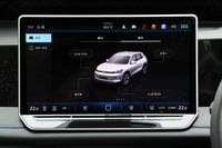 最新世代の「MIB4」へと進化したインフォテインメントシステムを搭載。タッチ式の15インチモニターを通じて各種操作がほぼ直感的に行えるようになっている。写真は車両設定画面を表示させた様子。