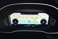 メーターパネルは液晶タイプ。10.25インチの画面にはカーナビの地図を大きく映し出せる。