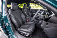 「308 GTハイブリッド」のフロントシートには、ヒーターに加えて8個のエアバッグを内蔵する「マルチポイントランバーサポート」が標準で装備される。