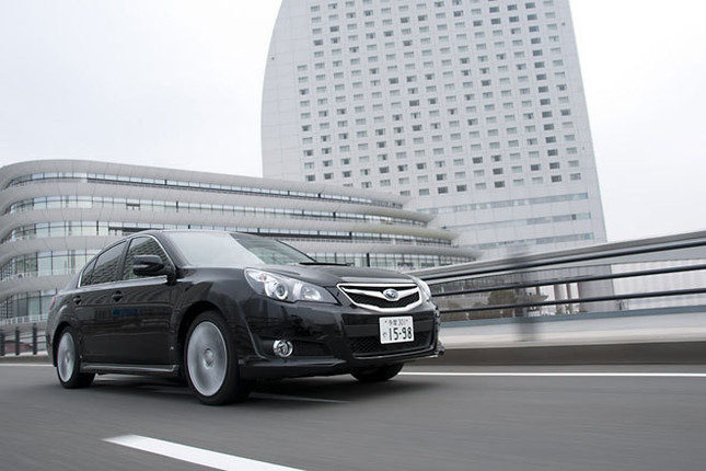 【スペック】全長×全幅×全高=4730×1780×1505mm/ホイールベース=2750mm/車重=1480kg/駆動方式=4WD/2.5リッター水平対向4気筒DOHC16バルブ+ターボ(285ps/6000rpm、35.7kgm/2000-5600rpm)/価格=320万2500円(テスト車=370万6500円/クリアビューパック+濃色ガラス+オールウェザーパック+LEGACYマッキントッシュ・サウンドシステム&HDDナビゲーションシステム=50万4000円)