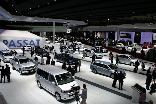 車両が同じ方向に向けられたフォルクスワーゲンのブース。色遣いがシンプルで、清潔感にあふれている。