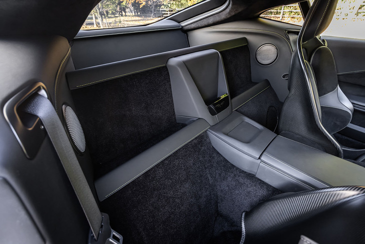 シートの後方には小物を置けるスペースが用意されている。今回の試乗車には、15個のスピーカーとトータル出力1170Wを誇るダブルアンプで構成されるオプションの「Bowers&Wilkinsオーディオシステム」が備わっていた。